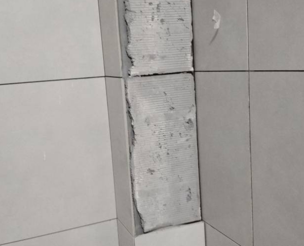 万宁瓷砖空鼓维修公司分享下瓷砖施工前基层浇水润湿程度不足，可能导致以下问题